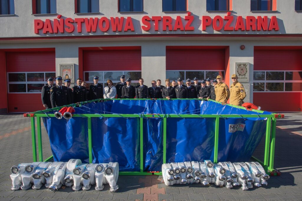 Przekazanie sprzętu strażakom w Chełmnie, fot. Mikołaj Kuras dla UMWKP