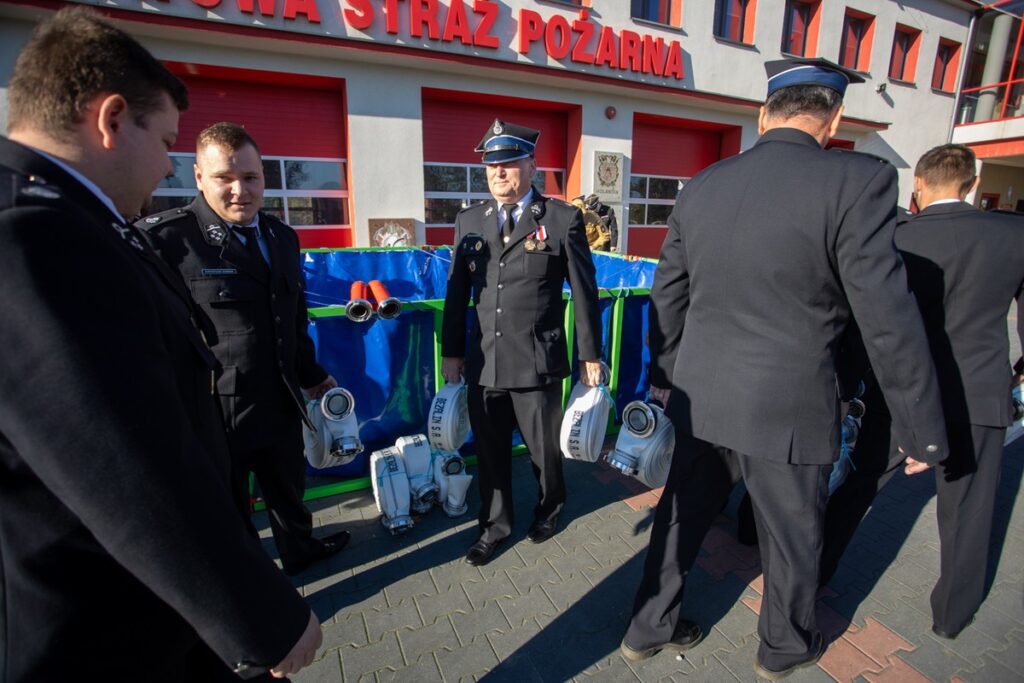 Przekazanie sprzętu strażakom w Chełmnie, fot. Mikołaj Kuras dla UMWKP