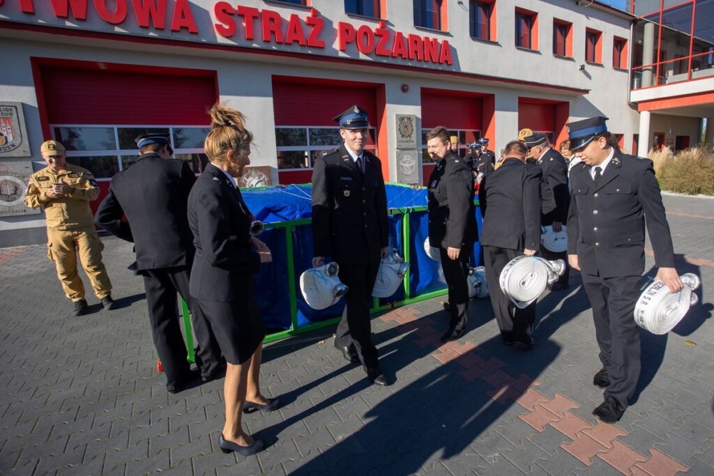 Przekazanie sprzętu strażakom w Chełmnie, fot. Mikołaj Kuras dla UMWKP