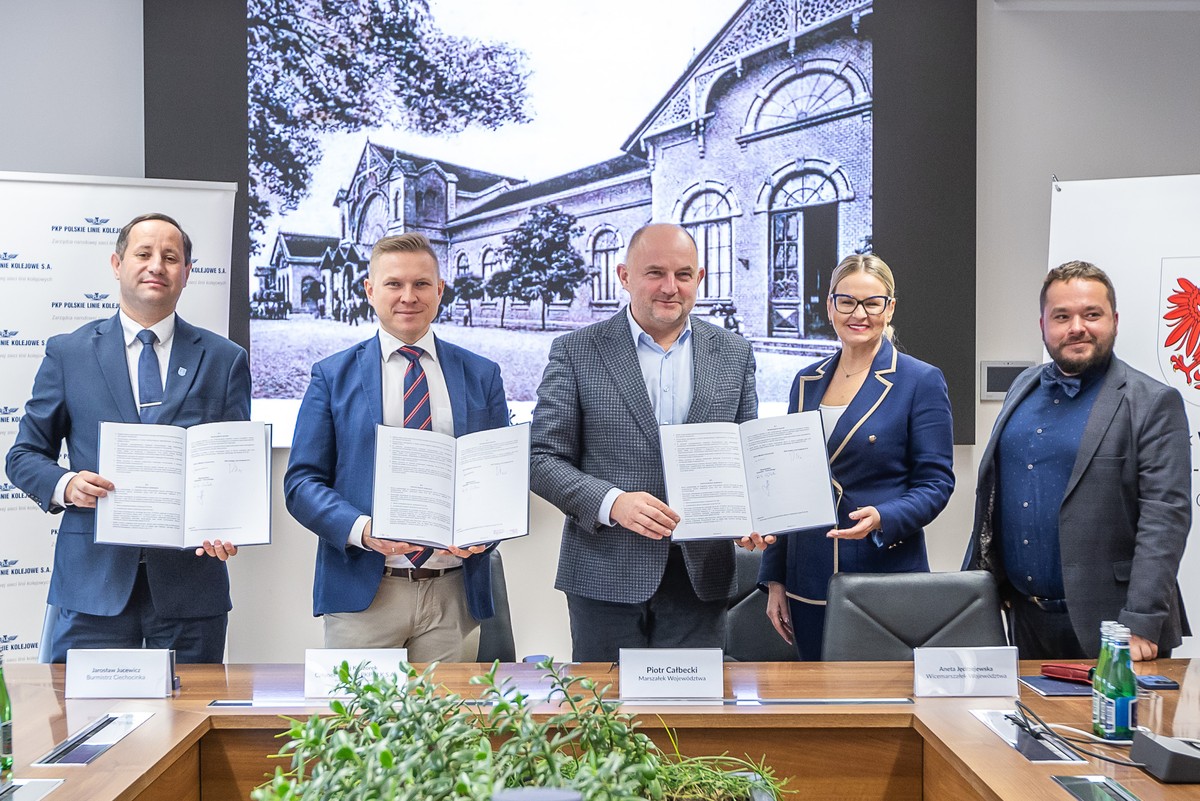 Podpisanie porozumienia w sprawie remontu linii kolejowej nr 245 Aleksandrów Kujawski–Ciechocinek fot. Szymon Zdziebło/tarantoga.pl dla UMWKP