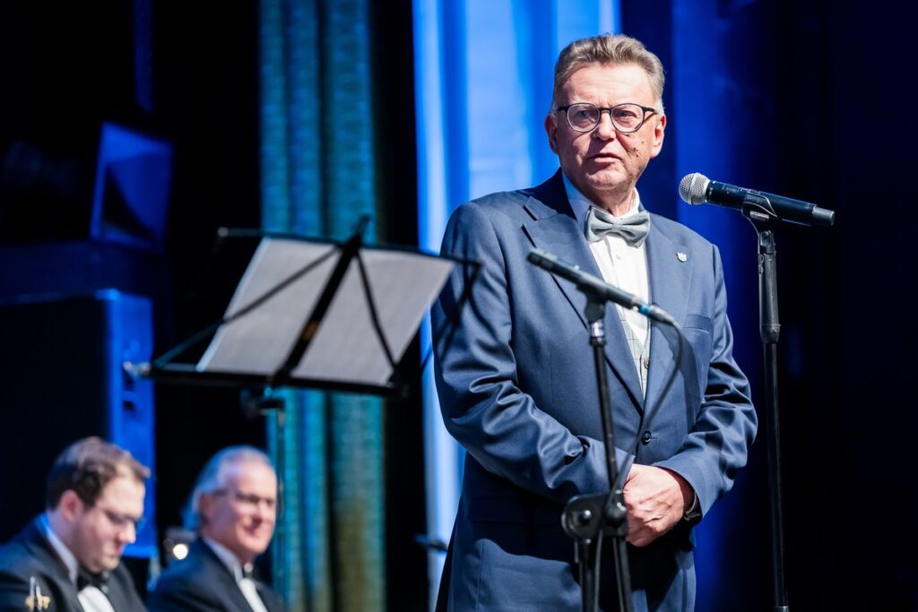 Medal marszałka dla Józefa Eliasza fot. Tomasz Czachorowski/eventphoto.com.pl dla UMWKP