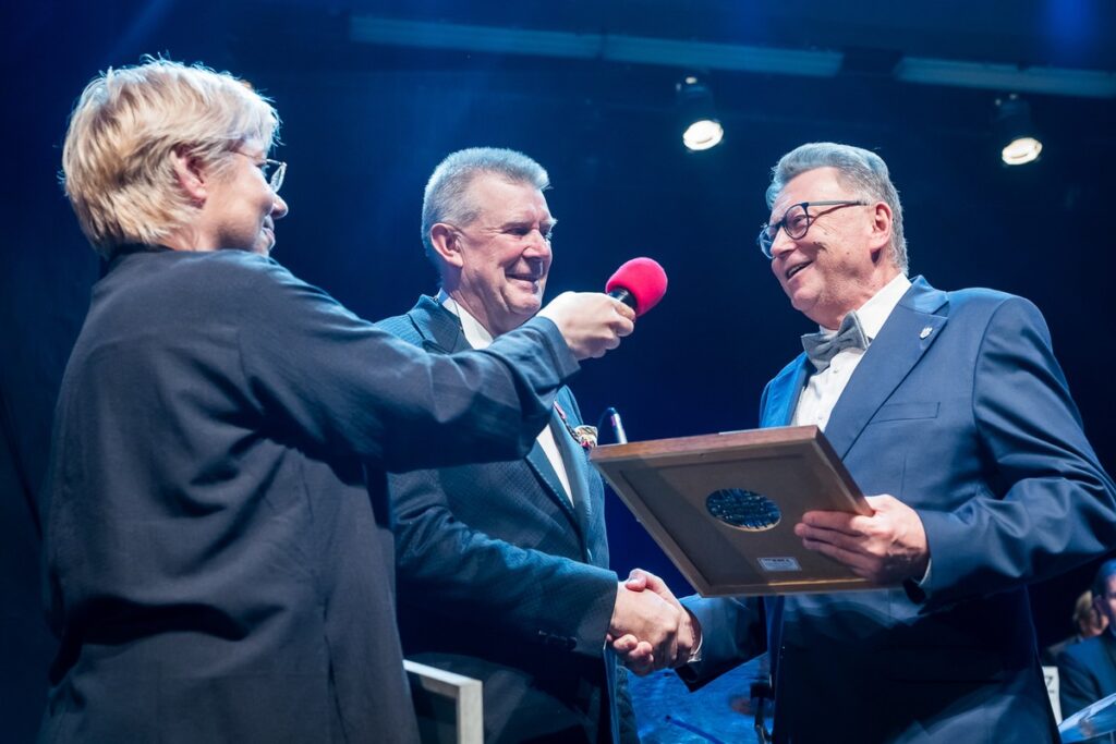 Medal marszałka dla Józefa Eliasza fot. Tomasz Czachorowski/eventphoto.com.pl dla UMWKP