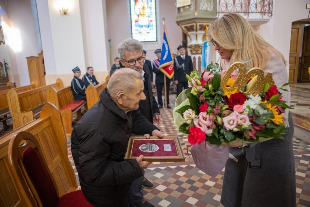 Obchody setnych urodzin pana Jana Cygańskiego, uroczystość w kościele parafialnym, fot. Mikołaj Kuras dla UMWKP