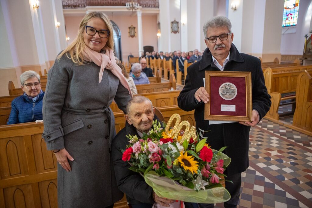 Obchody setnych urodzin pana Jana Cygańskiego, uroczystość w kościele parafialnym, fot. Mikołaj Kuras dla UMWKP