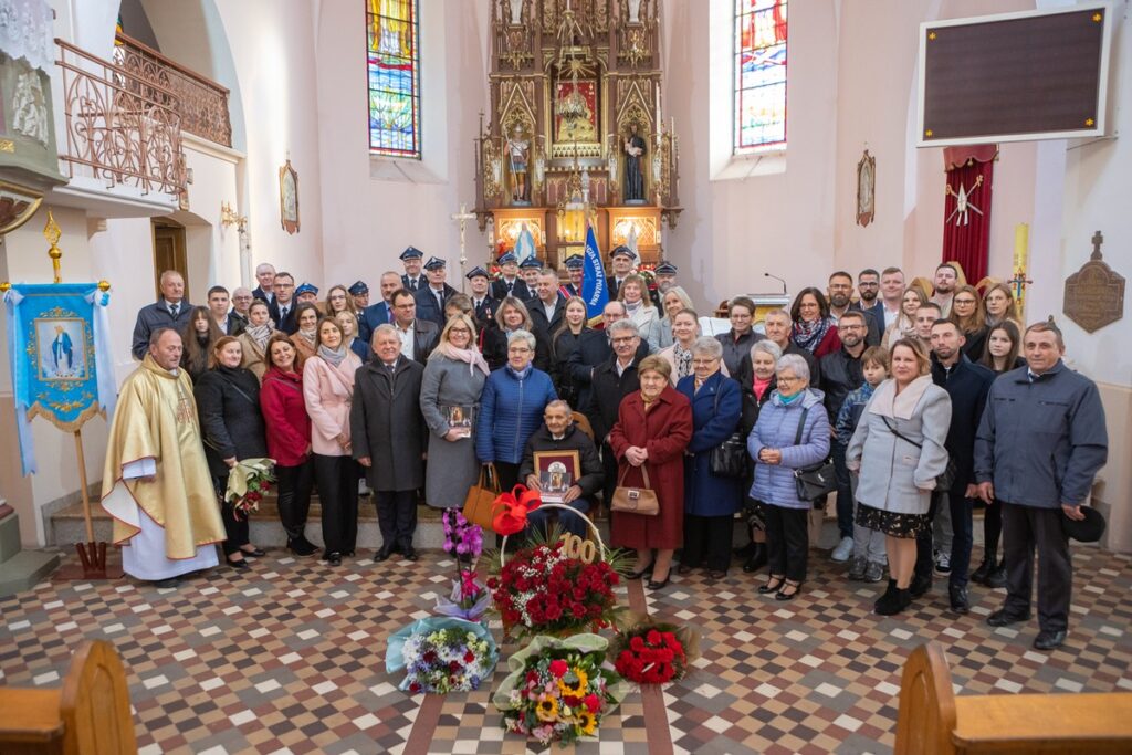 Obchody setnych urodzin pana Jana Cygańskiego, uroczystość w kościele parafialnym, fot. Mikołaj Kuras dla UMWKP