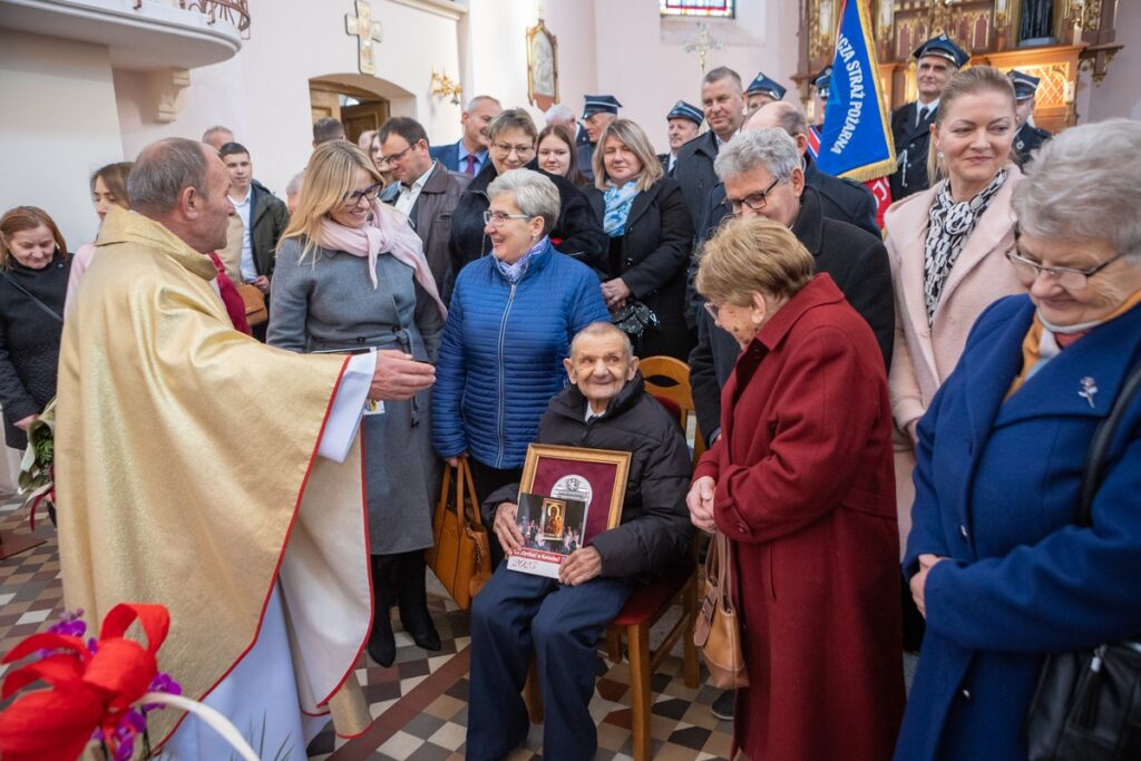 Obchody setnych urodzin pana Jana Cygańskiego, uroczystość w kościele parafialnym, fot. Mikołaj Kuras dla UMWKP