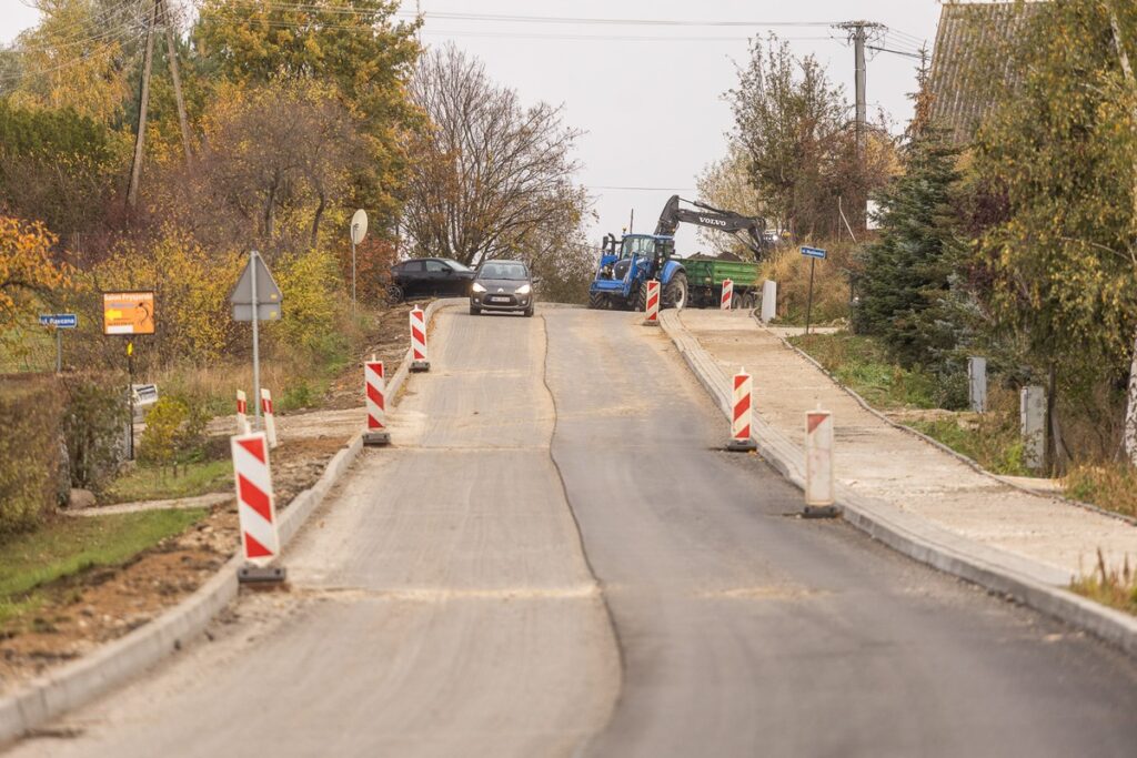 Modernizacja drogi wojewódzkiej nr 657 w Nowej Wsi, fot. Szymon Zdziebło/tarantoga.pl dla UMWKP