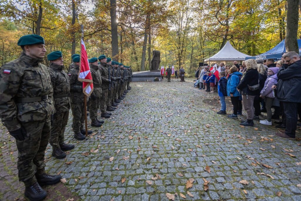 Uroczystości 85. rocznicy pierwszych straceń na Barbarce, fot. Szymon Zdziebło, tarantoga.pl dla UMWKP