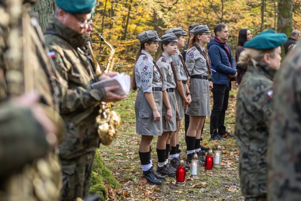 Uroczystości 85. rocznicy pierwszych straceń na Barbarce, fot. Szymon Zdziebło, tarantoga.pl dla UMWKP