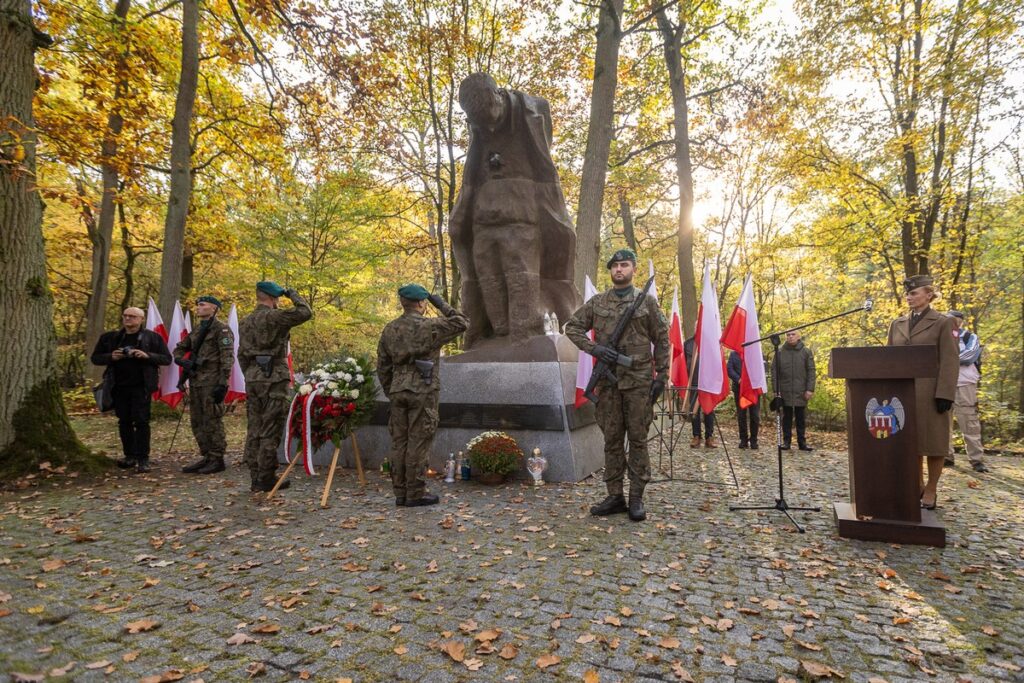 Uroczystości 85. rocznicy pierwszych straceń na Barbarce, fot. Szymon Zdziebło, tarantoga.pl dla UMWKP