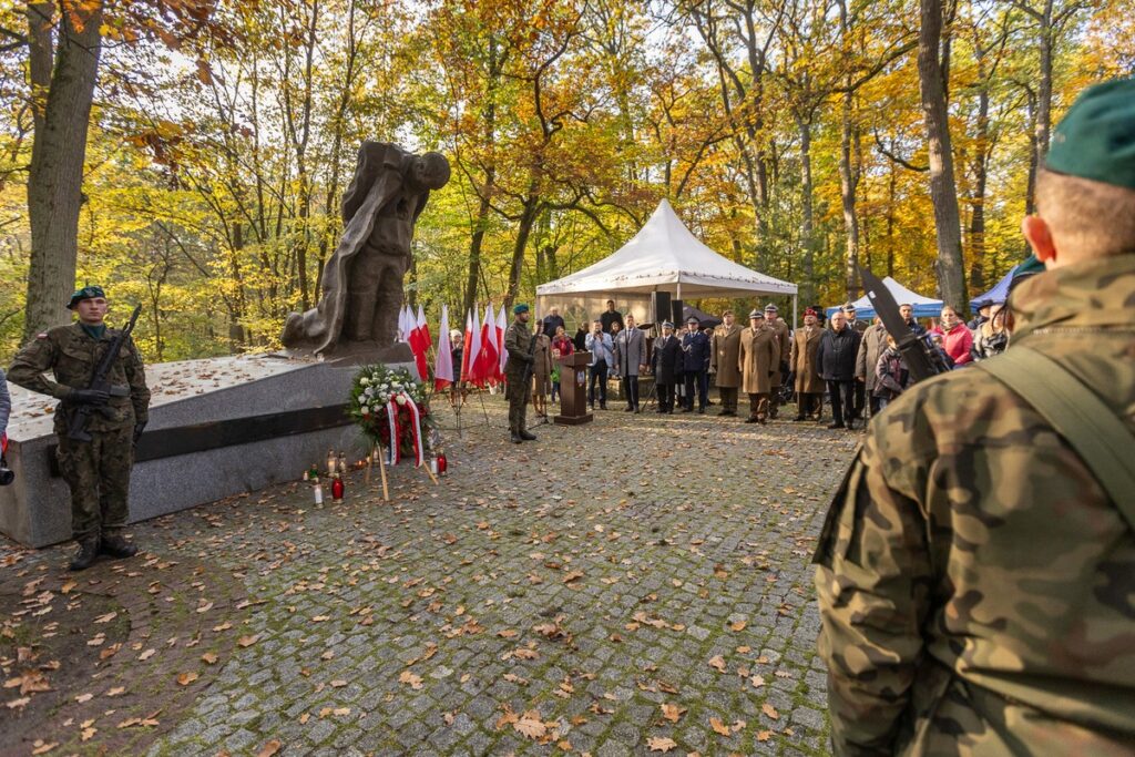 Uroczystości 85. rocznicy pierwszych straceń na Barbarce, fot. Szymon Zdziebło, tarantoga.pl dla UMWKP