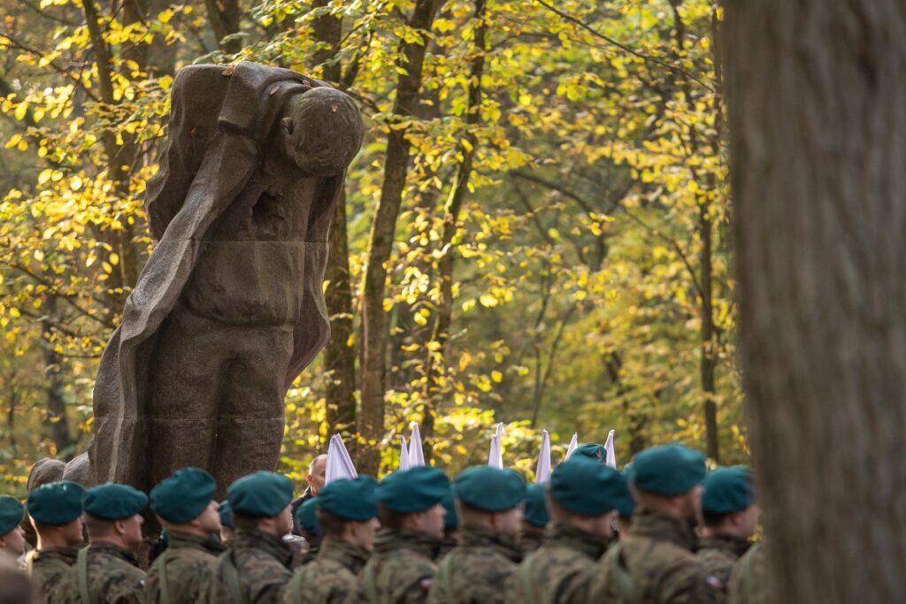 Uroczystości 85. rocznicy pierwszych straceń na Barbarce, fot. Szymon Zdziebło, tarantoga.pl dla UMWKP