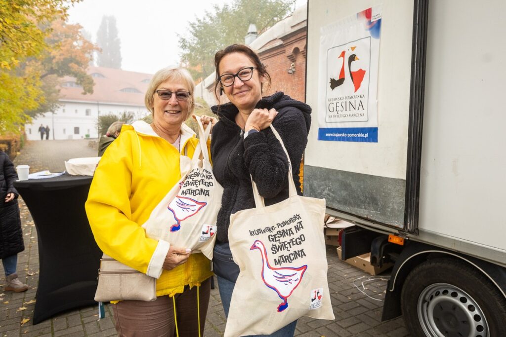 Odbiór gęsich tuszek w Toruniu, fot. Szymon Zdziebło/tarantoga.pl dla UMWKP