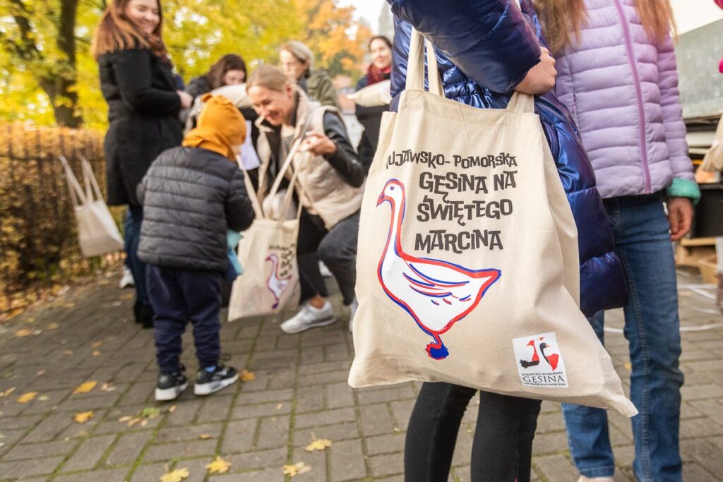 Odbiór gęsich tuszek w Toruniu, fot. Szymon Zdziebło/tarantoga.pl dla UMWKP