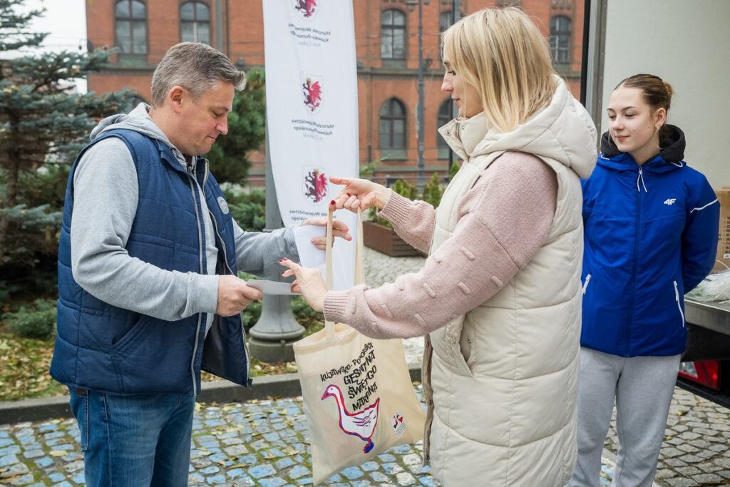 Odbiór gęsich tuszek w Bydgoszczy, fot. Tomasz Czachorowski/eventphoto.com.pl dla UMWKP