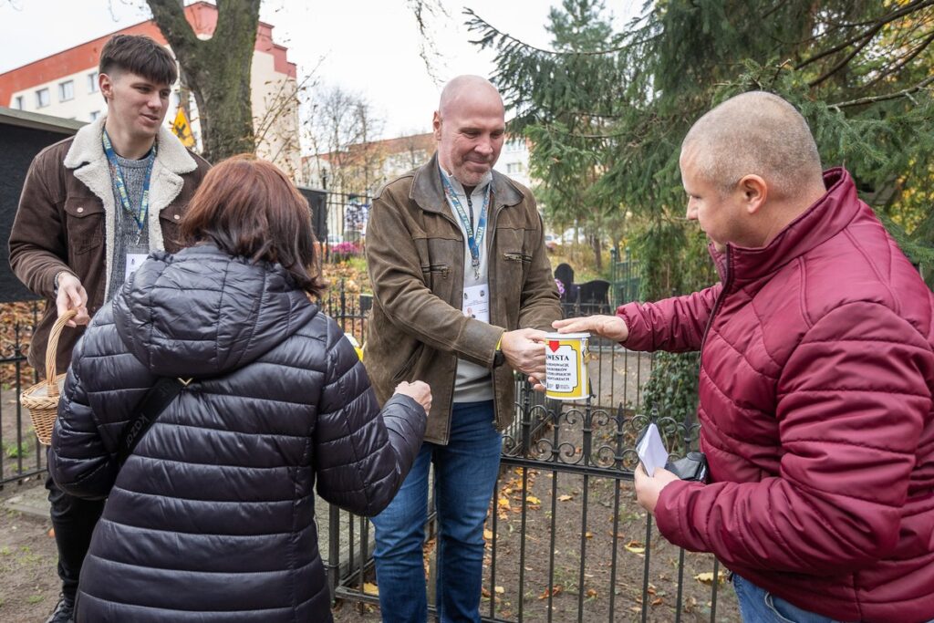 Kwesta na cmentarzu św. Jerzego w Toruniu, fot. Szymon Zdziebło/tarantoga.pl dla UMWKP