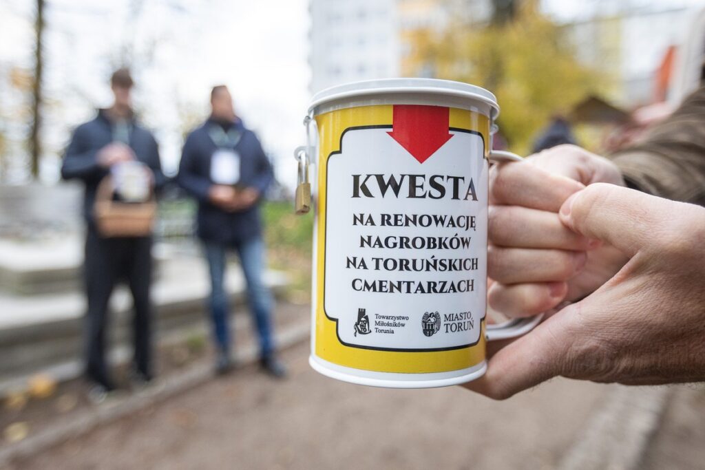 Kwesta na cmentarzu św. Jerzego w Toruniu, fot. Szymon Zdziebło/tarantoga.pl dla UMWKP