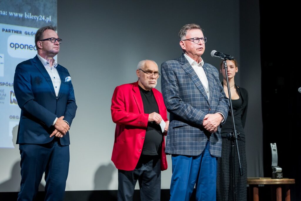 Nagrodę Filmową Marszałka w imieniu rodziny Leonarda Pietraszaka odbiera Tomasz Pietraszak, fot. Tomasz Czachorowski/eventphoto dla UMWKP