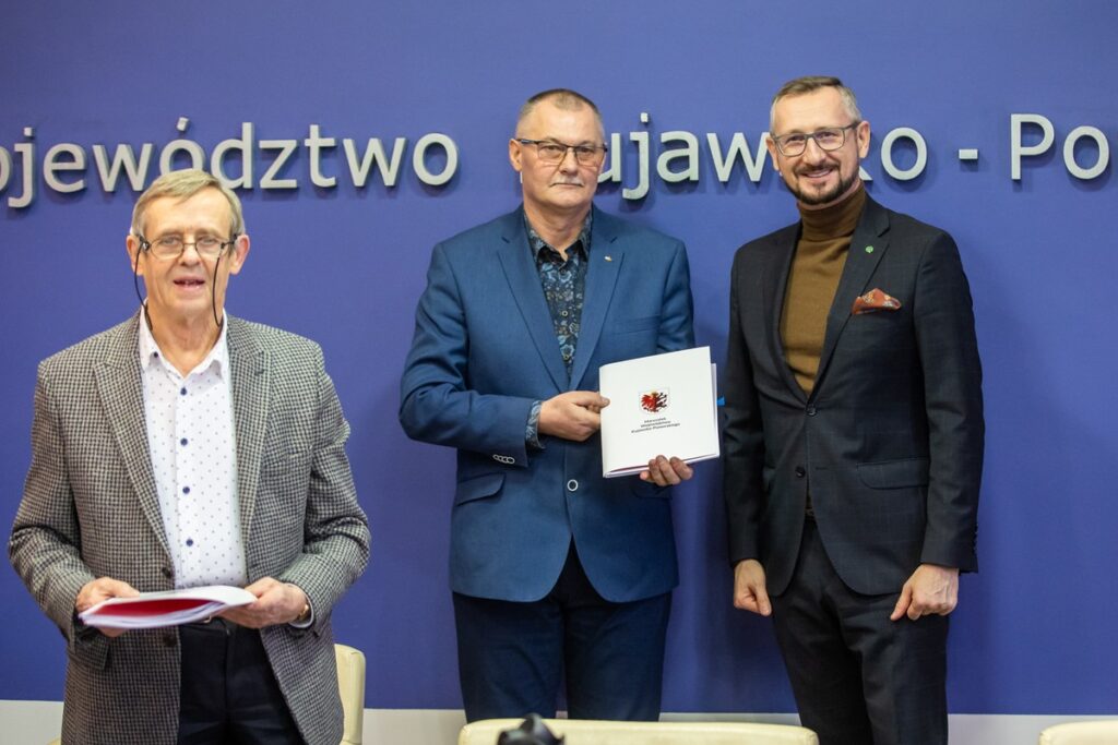 Wręczenie umów na dotacje dla pszczelarzy, fot. Andrzej Goiński/UMWKP