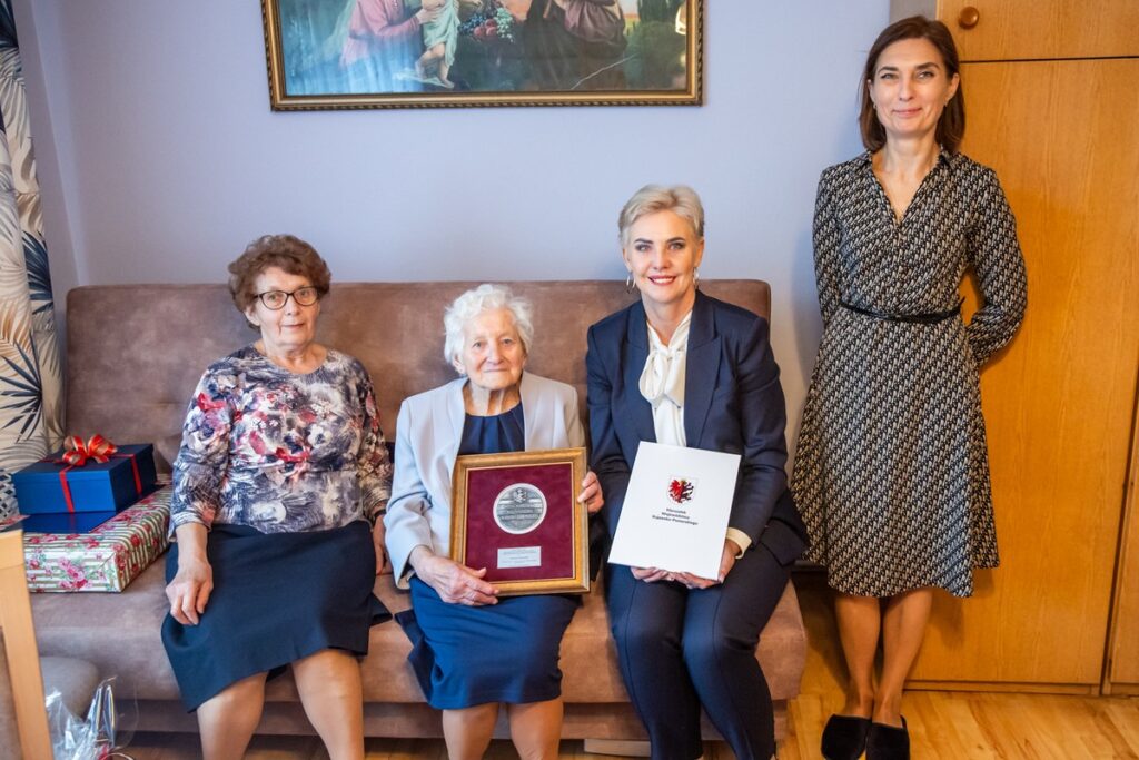 Medal Unitas Durat dla Franciszki Pawłowskiej fot. Andrzej Goiński/UMWKP