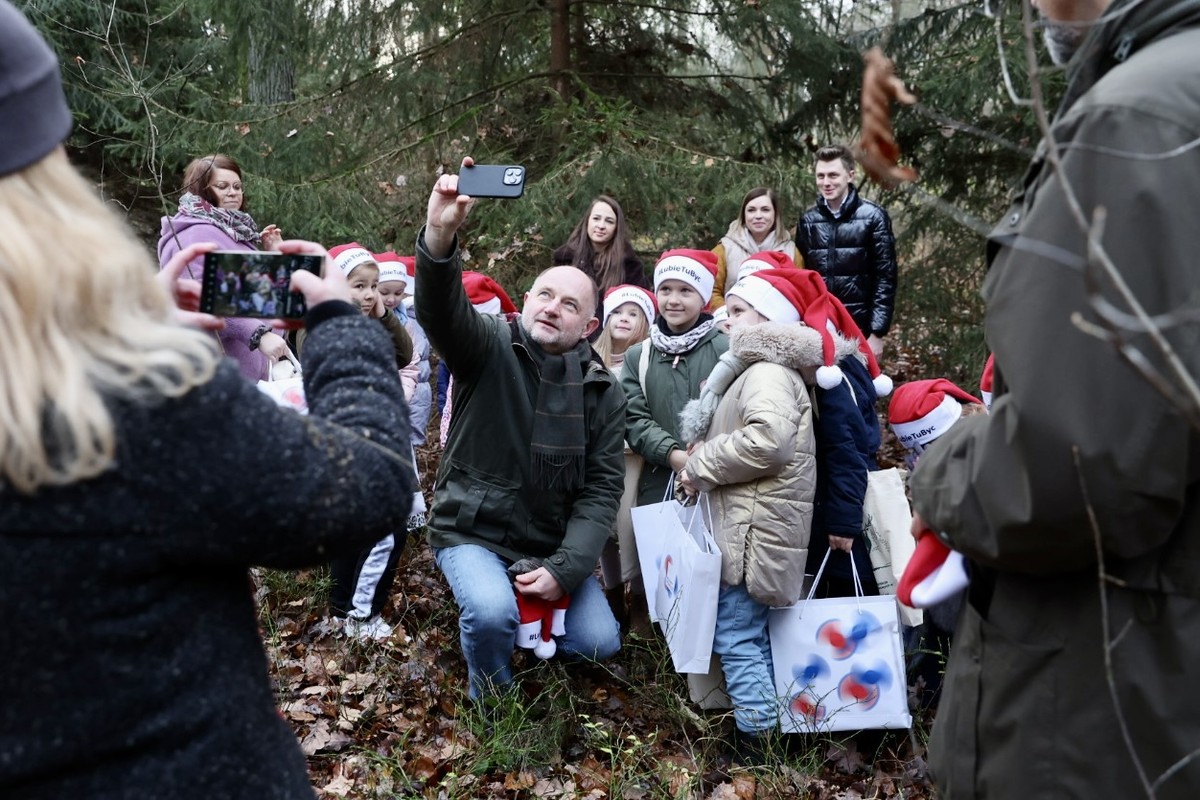 Wybór choinki w Raciniewie fot. Andrzej Goiński/UMWKP