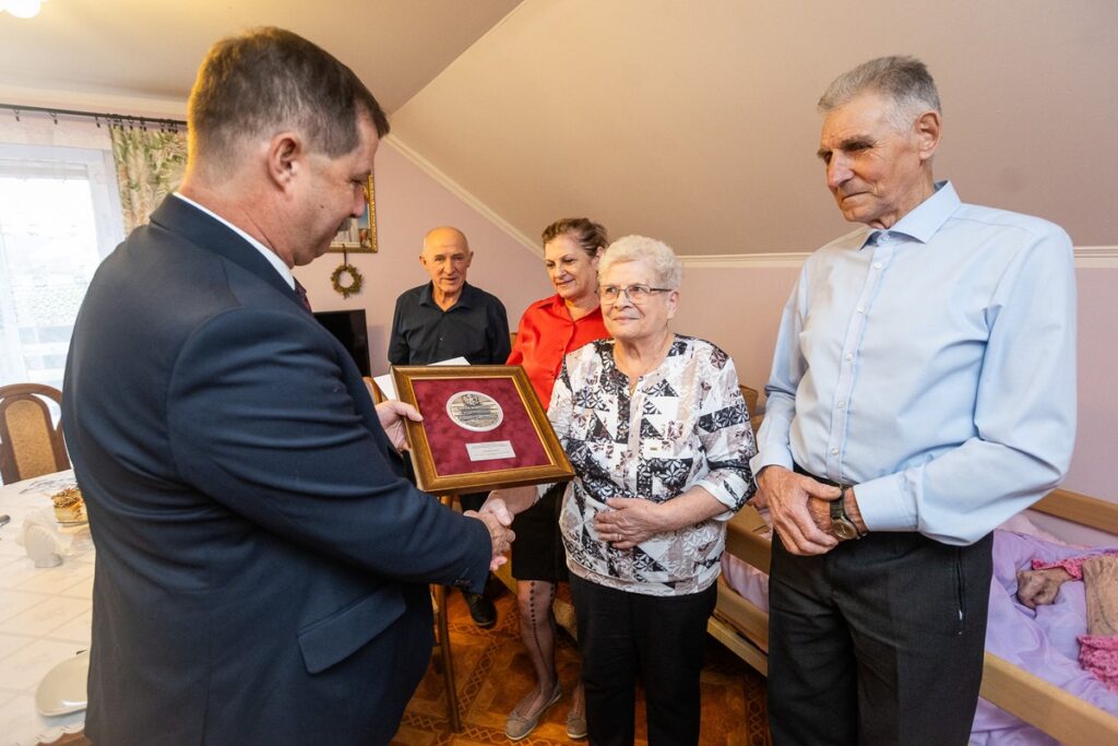 Wręczenie medalu Unitas Durat Stanisławie Budnik, fot. Szymon Zdziebło/tarantoga.pl dla UMWKP