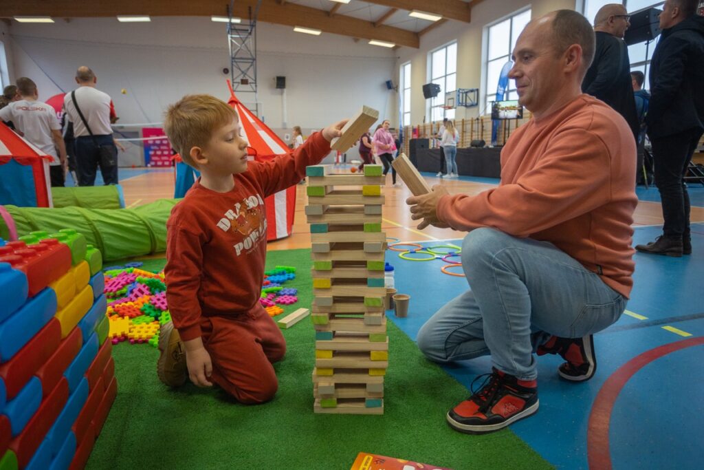 Sportowy piknik rodzinny w Radziejowie, fot. Mikołaj Kuras dla UMWKP