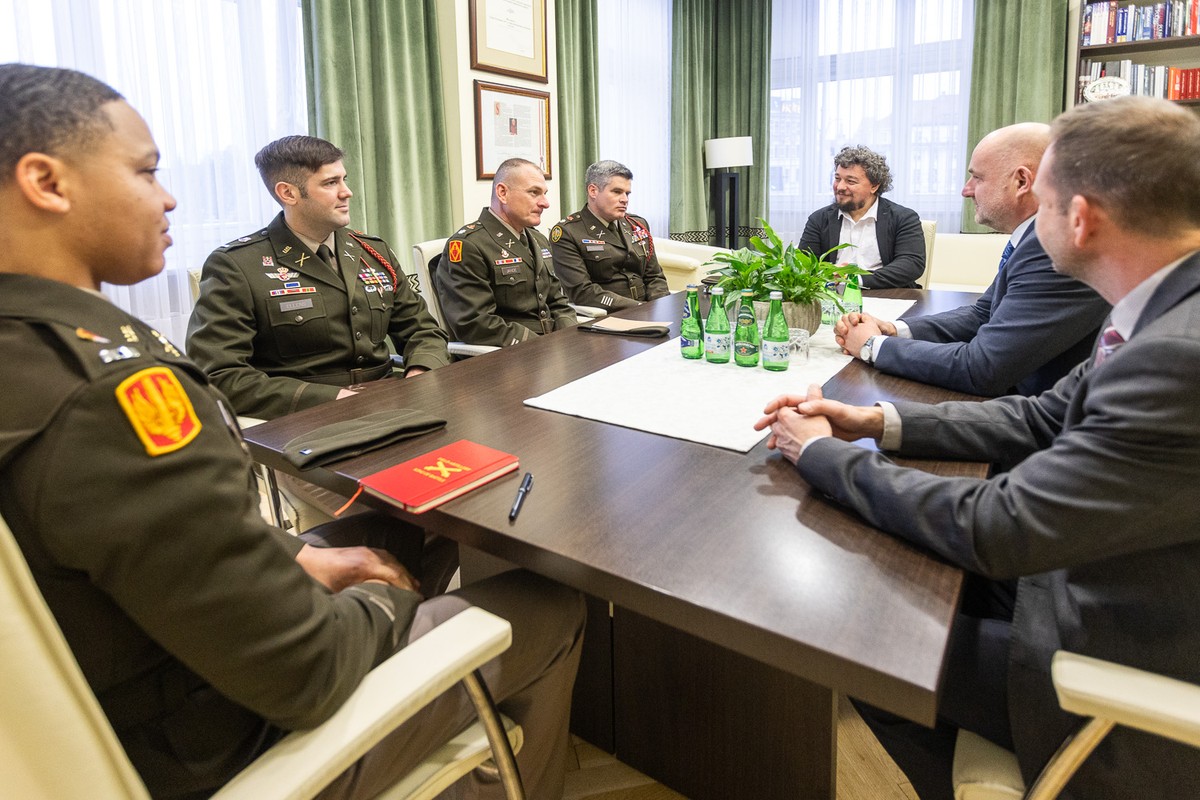 Spotkanie marszałka Piotra Całbeckiego z amerykańskimi żołnierzami fot. Szymon Zdziebło/tarantoga.pl dla UMWKP