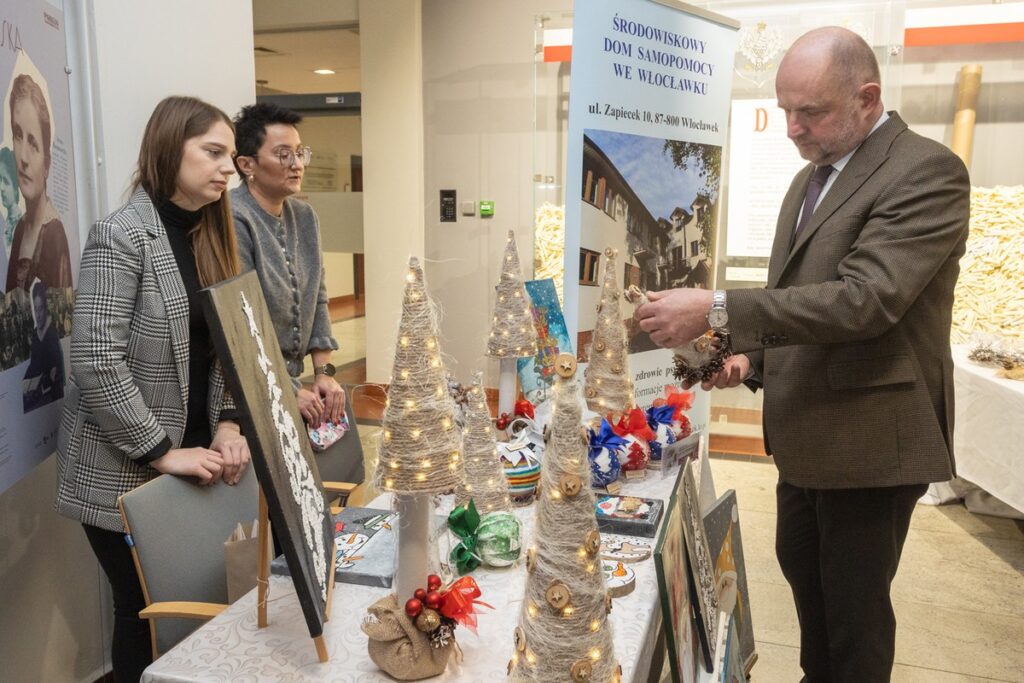 “We can do it too” Exhibition of handicrafts made by people with disabilities, photo by Mikołaj Kuras for UMWKP