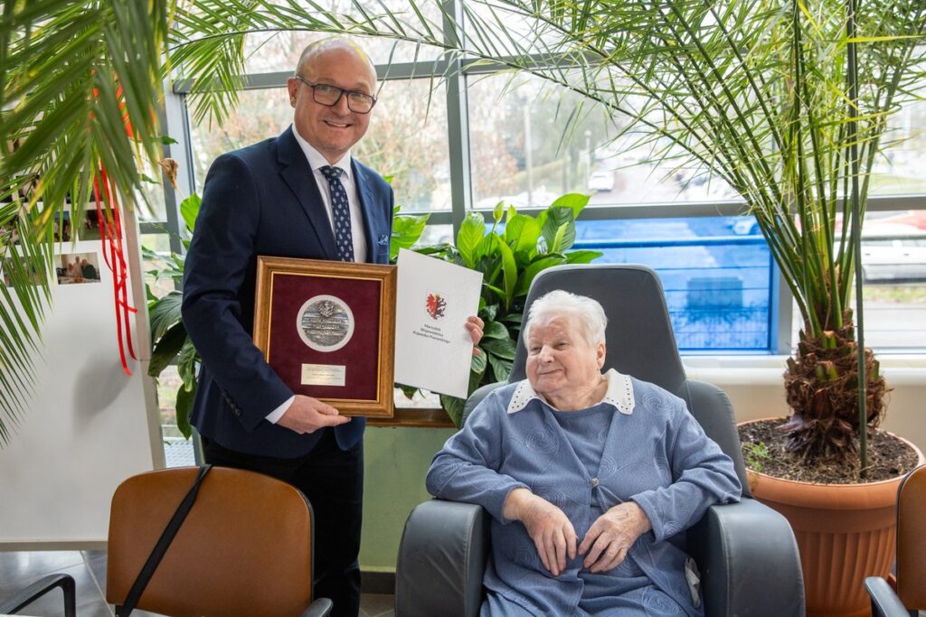 Presentation of the Unitas Durat medal to Izabela Cetkowska, photo by Andrzej Goiński/UMWKP