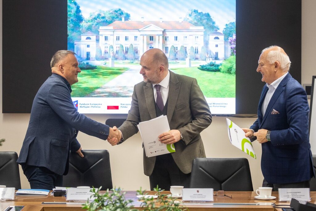 Contract with the general contractor for the investment in the palace and park complex in Nawra, photo by Szymon Zdziebło/tarantoga.pl