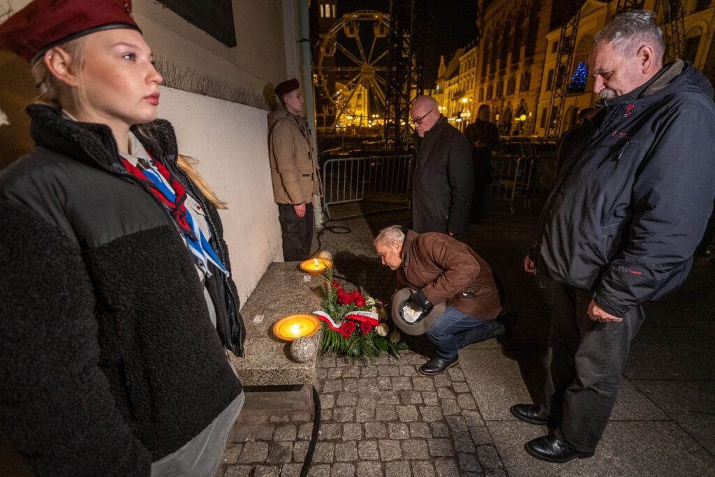 Obchody 43. rocznicy wprowadzenia stanu wojennego w Toruniu, fot. Szymon Zdziebło/tarantoga.pl dla UMWKP