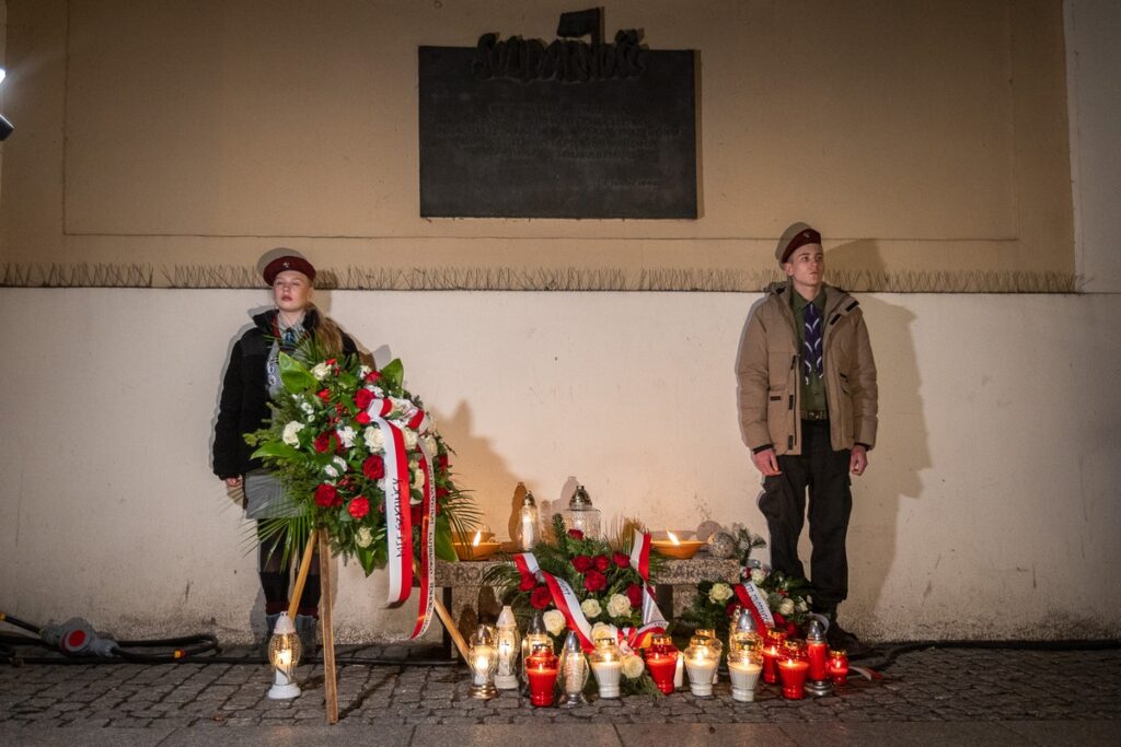 Obchody 43. rocznicy wprowadzenia stanu wojennego w Toruniu, fot. Szymon Zdziebło/tarantoga.pl dla UMWKP