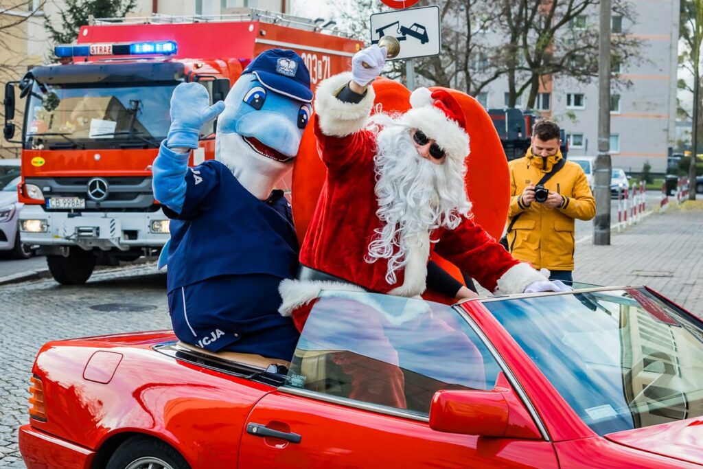 Firefighters' Santas meeting the patients of Regional Children's Hospital in Bydgoszcz. Photo by Tomasz Czachorowski eventphoto.com.pl for UMWKP