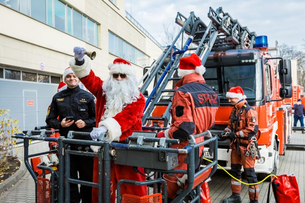 Firefighters' Santas meeting the patients of Regional Children's Hospital in Bydgoszcz. Photo by Tomasz Czachorowski eventphoto.com.pl for UMWKP