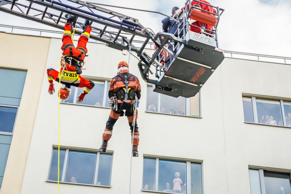 Firefighters' Santas meeting the patients of Regional Children's Hospital in Bydgoszcz. Photo by Tomasz Czachorowski eventphoto.com.pl for UMWKP