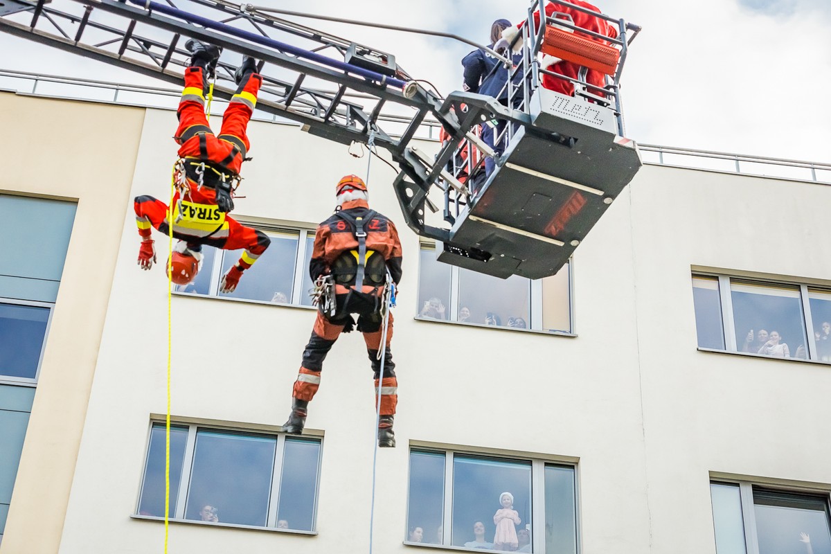 Strażaccy Mikołaje u pacjentów WSD w Bydgoszczy. Fot Tomasz Czachorowski eventphoto.com.pl dla UMWKP