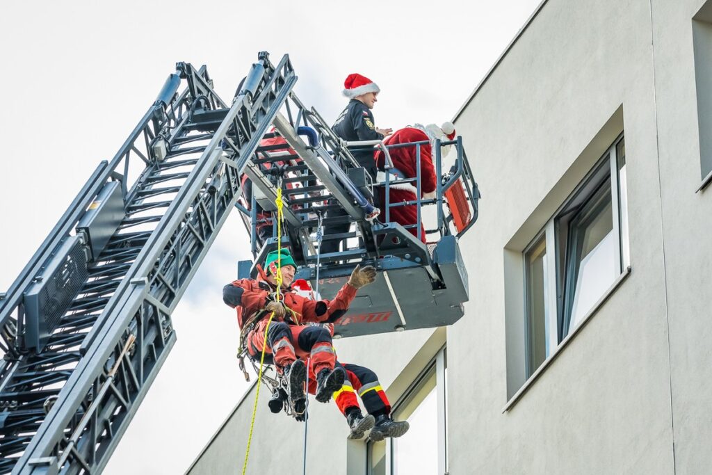 Firefighters' Santas meeting the patients of Regional Children's Hospital in Bydgoszcz. Photo by Tomasz Czachorowski eventphoto.com.pl for UMWKP