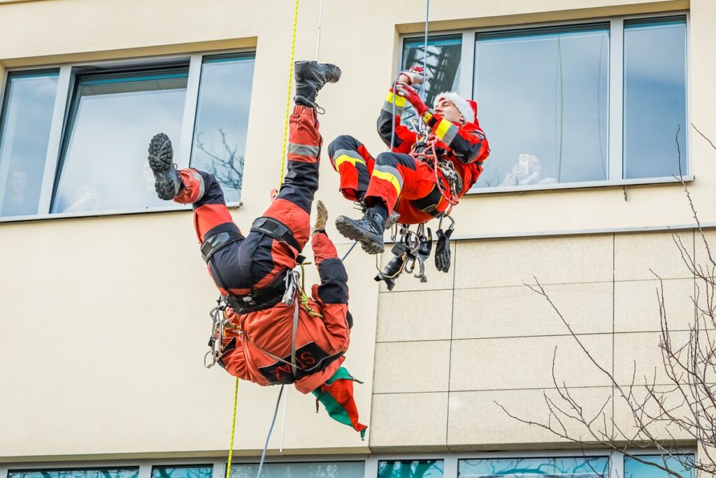 Firefighters' Santas meeting the patients of Regional Children's Hospital in Bydgoszcz. Photo by Tomasz Czachorowski eventphoto.com.pl for UMWKP