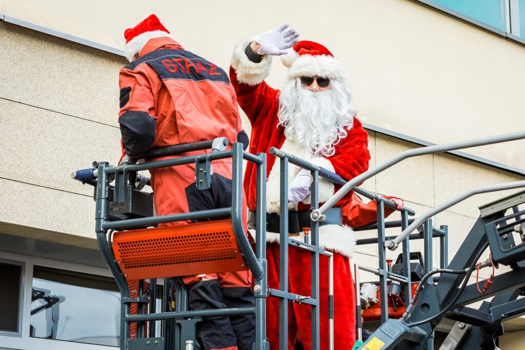 Firefighters' Santas meeting the patients of Regional Children's Hospital in Bydgoszcz. Photo by Tomasz Czachorowski eventphoto.com.pl for UMWKP