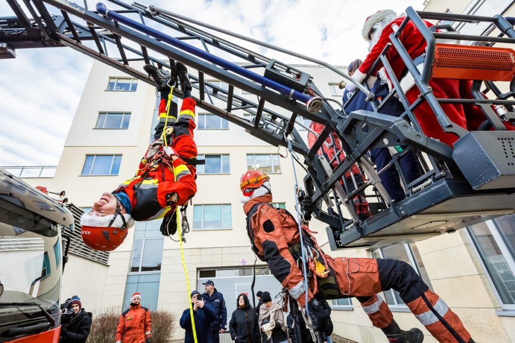 Firefighters' Santas meeting the patients of Regional Children's Hospital in Bydgoszcz. Photo by Tomasz Czachorowski eventphoto.com.pl for UMWKP