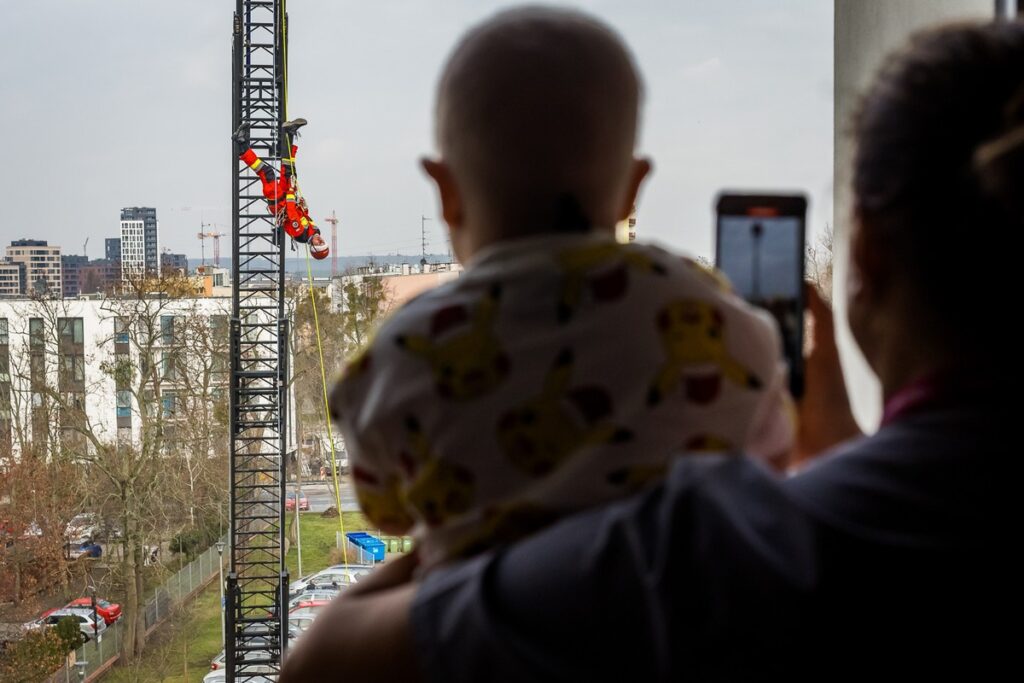 Firefighters' Santas meeting the patients of Regional Children's Hospital in Bydgoszcz. Photo by Tomasz Czachorowski eventphoto.com.pl for UMWKP