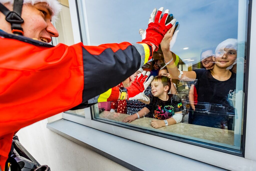 Firefighters' Santas meeting the patients of Regional Children's Hospital in Bydgoszcz. Photo by Tomasz Czachorowski eventphoto.com.pl for UMWKP