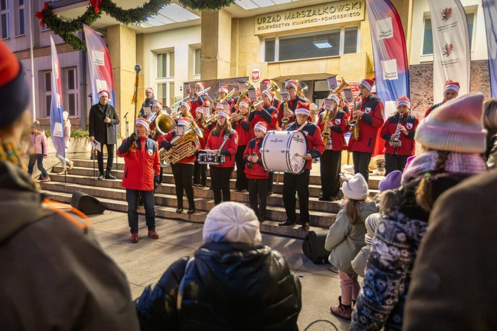 Świąteczne warsztaty przed Urzędem Marszałkowskim, fot. Szymon Zdziebło/tarantoga.pl dla UMWKP