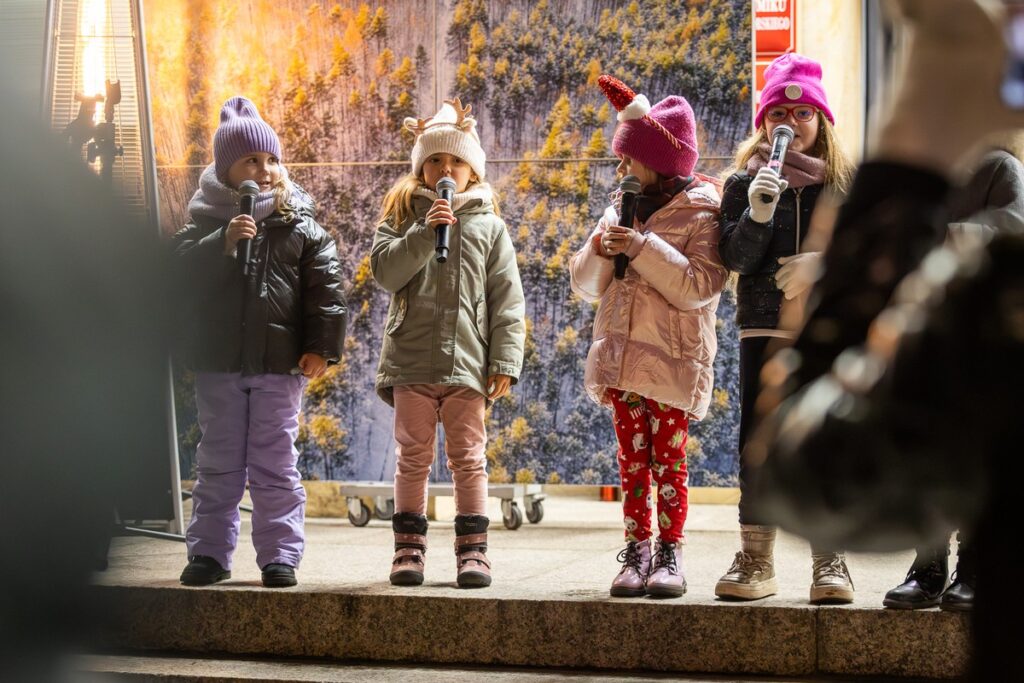 Świąteczne warsztaty przed Urzędem Marszałkowskim, fot. Szymon Zdziebło/tarantoga.pl dla UMWKP