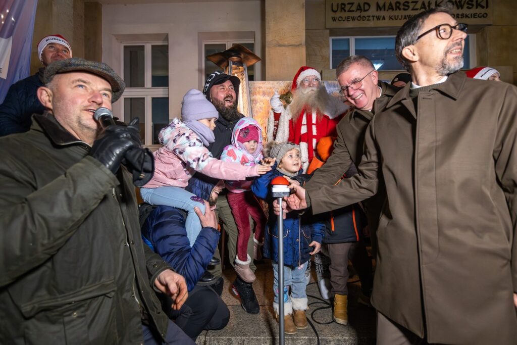 Świąteczne warsztaty przed Urzędem Marszałkowskim, fot. Szymon Zdziebło/tarantoga.pl dla UMWKP