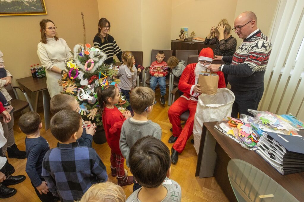 Pre-schoolers meet with Marek Wojtkowski, Member of the Regional Executive, photographed by Mikołaj Kuras for UMWKP