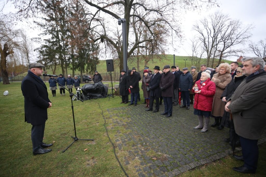 Kolęda dla Nieobecnych, uroczyste spotkanie pod pomnikiem w toruńskim Parku Pamięci, fot. Mikołaj Kuras dla UMWKP