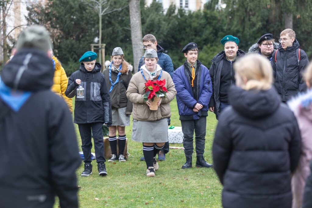 Kolęda dla Nieobecnych, uroczyste spotkanie pod pomnikiem w toruńskim Parku Pamięci, fot. Mikołaj Kuras dla UMWKP