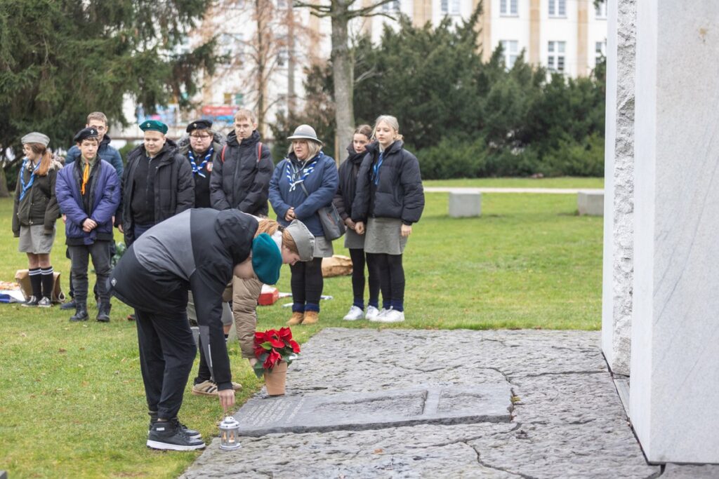 Kolęda dla Nieobecnych, uroczyste spotkanie pod pomnikiem w toruńskim Parku Pamięci, fot. Mikołaj Kuras dla UMWKP